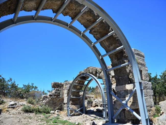 Çanakkale'de 2 bin yıllık hamam çelik konstrüksiyonlarla desteklendi